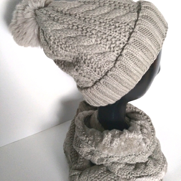 Host Pick! Grey Beanie With Infinity Scarf Set-OS  NWT - Picture 3 of 7